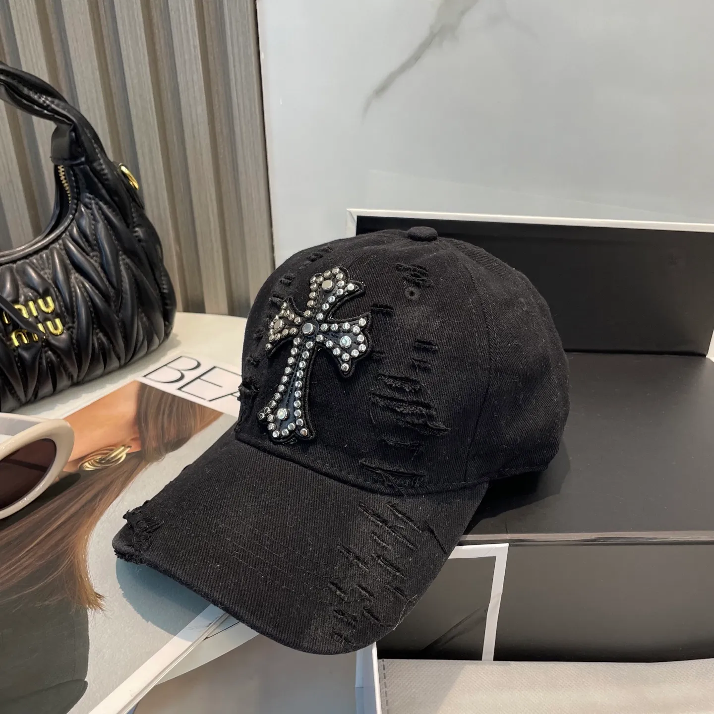 P66 Crow Heart 🆕🆕New baseball cap, stylish and classic cross logo, casual with a cool feeling, unisex style, same style for men and women! Very easy to match! Head circumference: 56-58cm is available